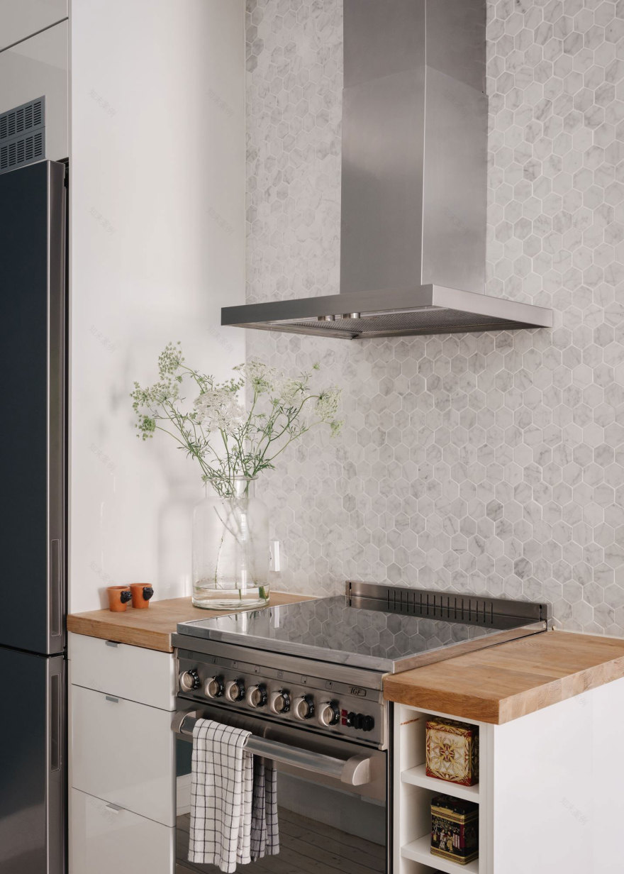 斯德哥尔摩小公寓的时尚灰色蓝色墙面设计-10