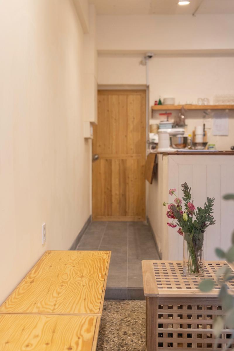 七坪空间的奇幻之旅 | 白色与木质的温馨咖啡馆-7