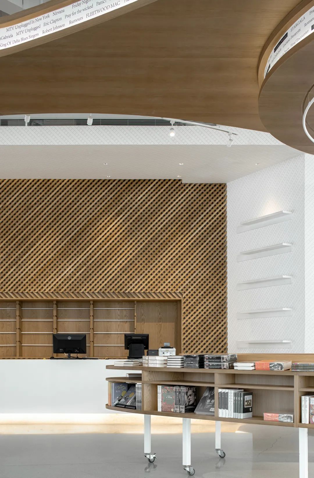 方庭书店 | 黑胶磁场中的艺术阅读空间-51