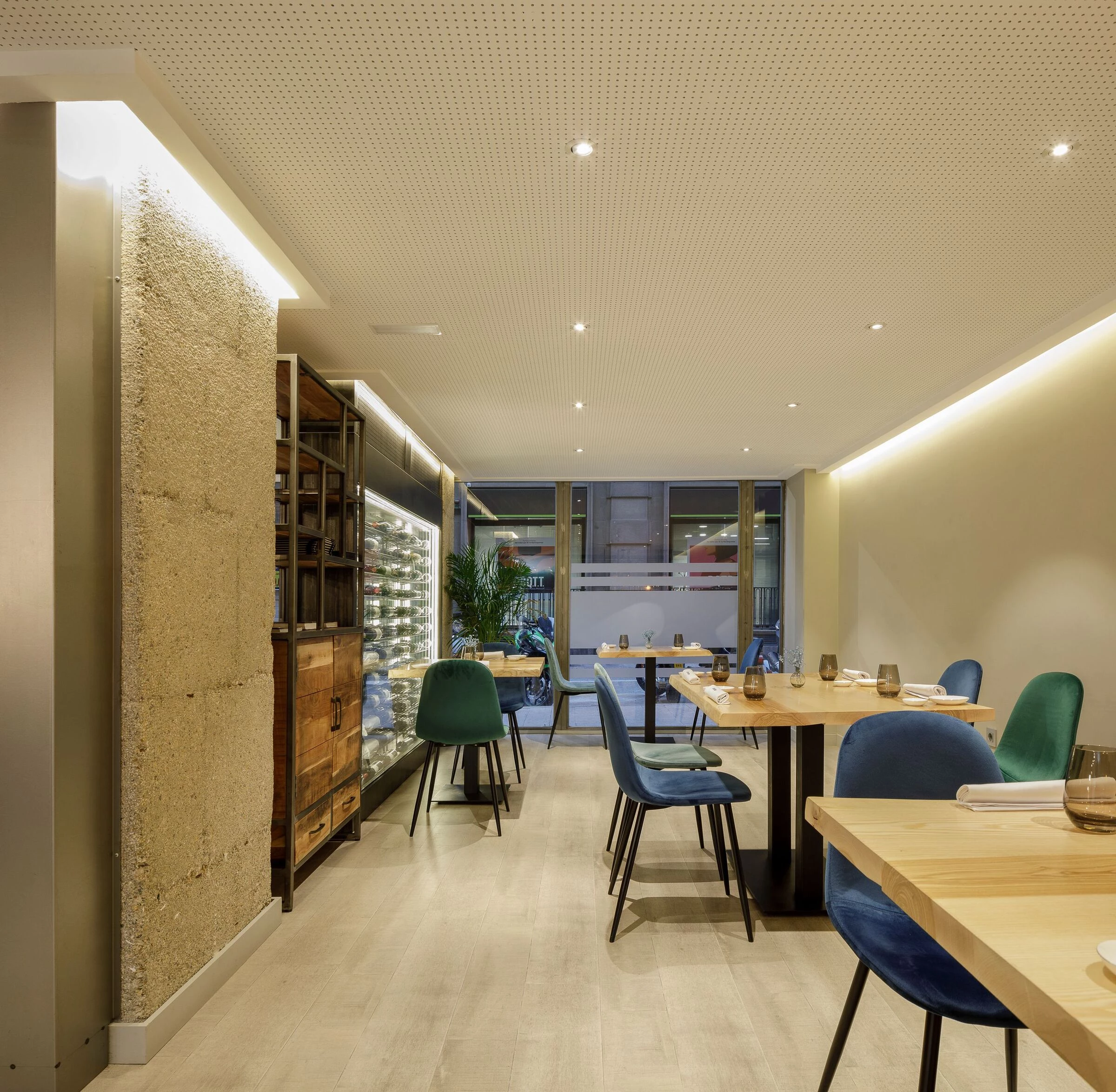 预算问题变成设计优势，打造原生态工业风格餐厅-17