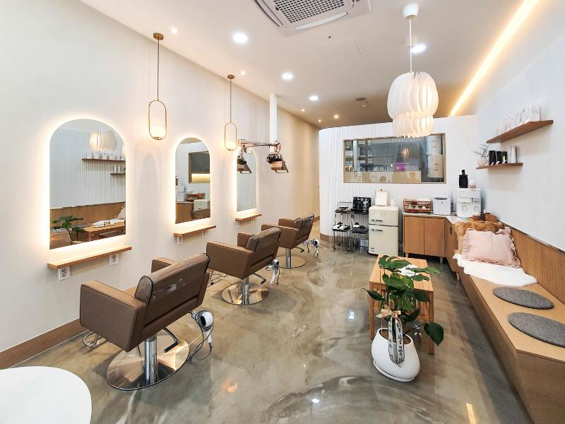 简约美容院 10 坪空间设计，明亮照明点睛之笔-2