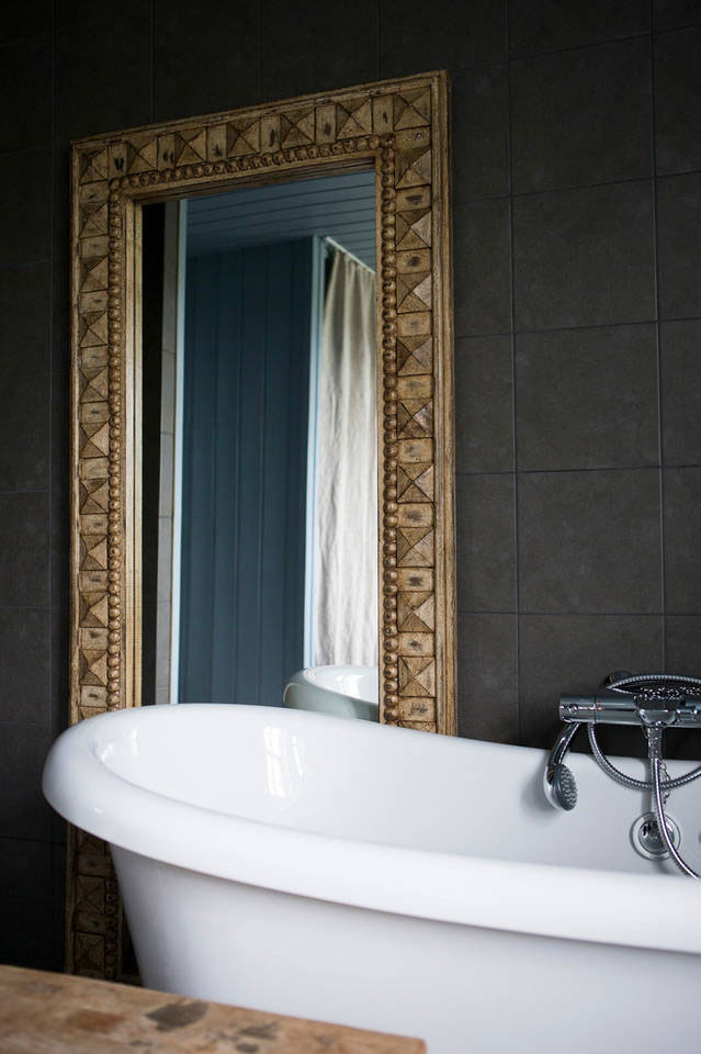 冰岛火山旁的神秘黑木屋-20