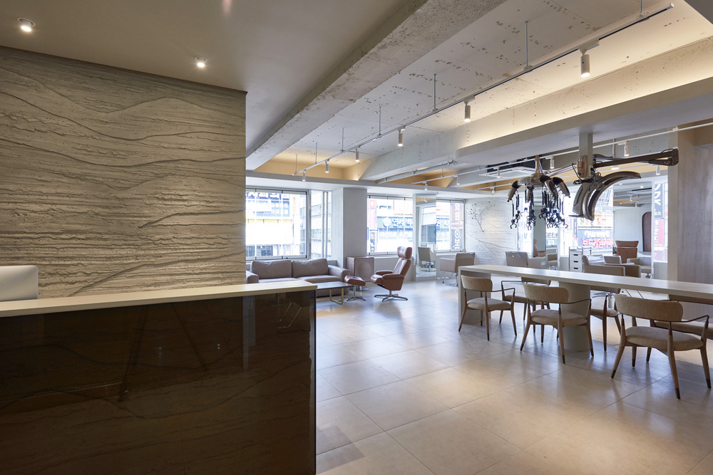 白色与木色的和谐交融 | 43 平米美容室内设计-3