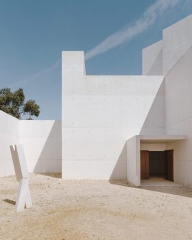 Álvaro Siza adds angular concrete extension to renovated monastery in Porto