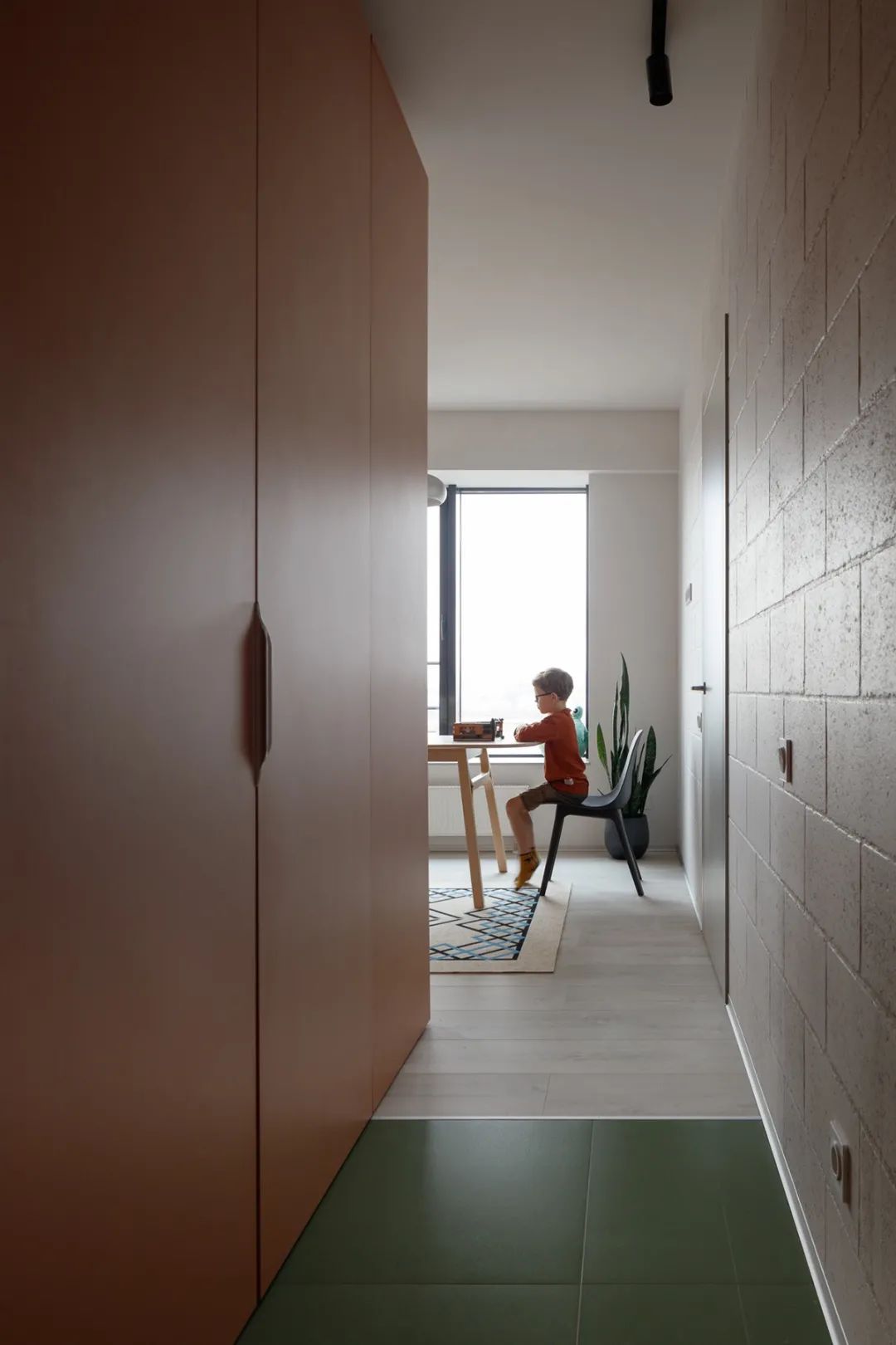 蓝橙碰撞的四口之家丨DVEKATI 设计团队-16