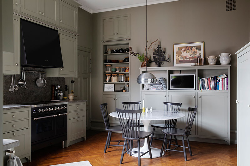 瑞典马尔默中心古典奢华风格的暗色调公寓设计-13