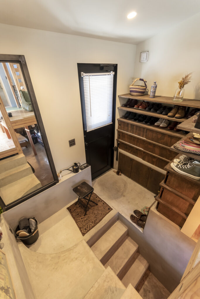 道路沿いの狭小敷地に建てた家　小さな家ながら、光を享受し開放感を感じて暮らす | Architecture | 100%LiFE-14