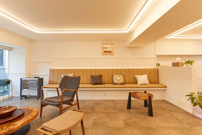 26 平米温馨美容室设计，明亮灯光照亮温馨空间-6