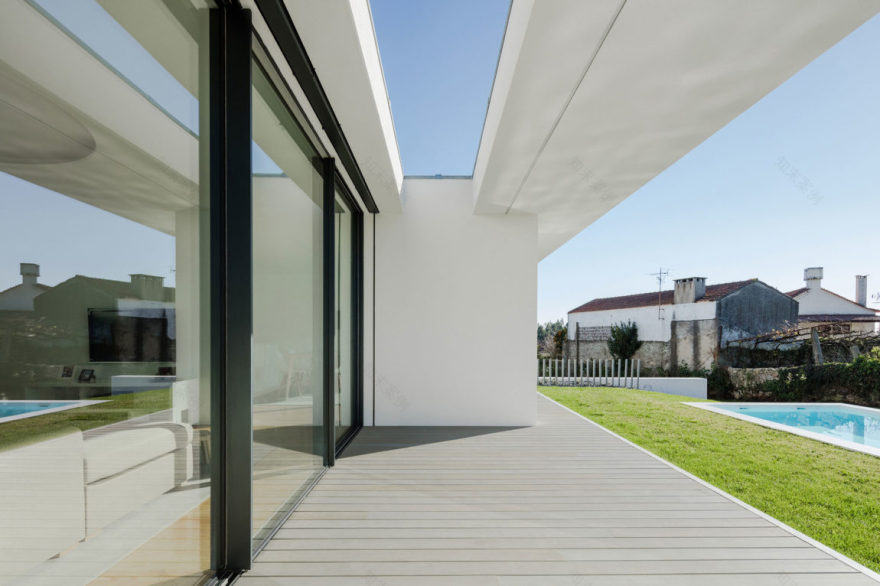 葡萄牙现代白色家居,融入自然美景-19