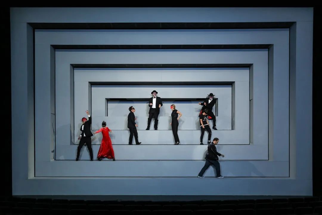 舞台魔法师 | 塞巴斯蒂安·汉纳克的震撼空间美学-11