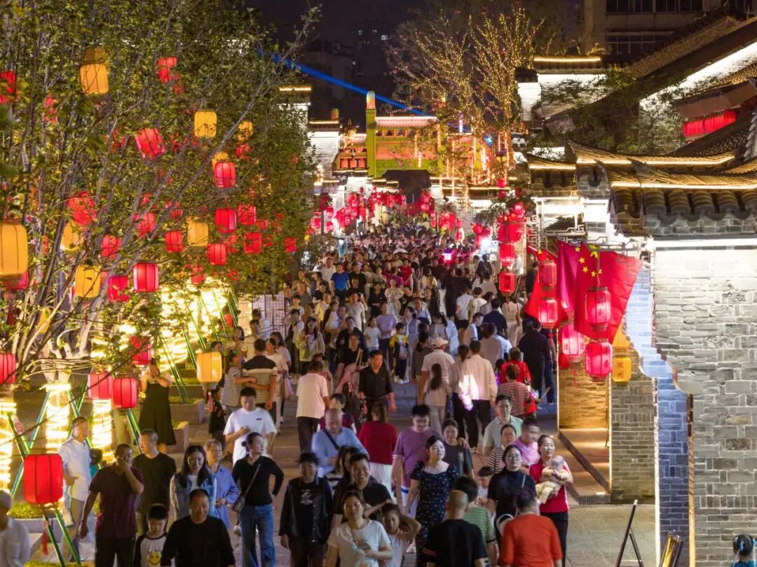 媒体聚焦|央视新闻点赞！中南建院“投建营”一体化项目——随州草甸子街国庆火爆出圈!-15