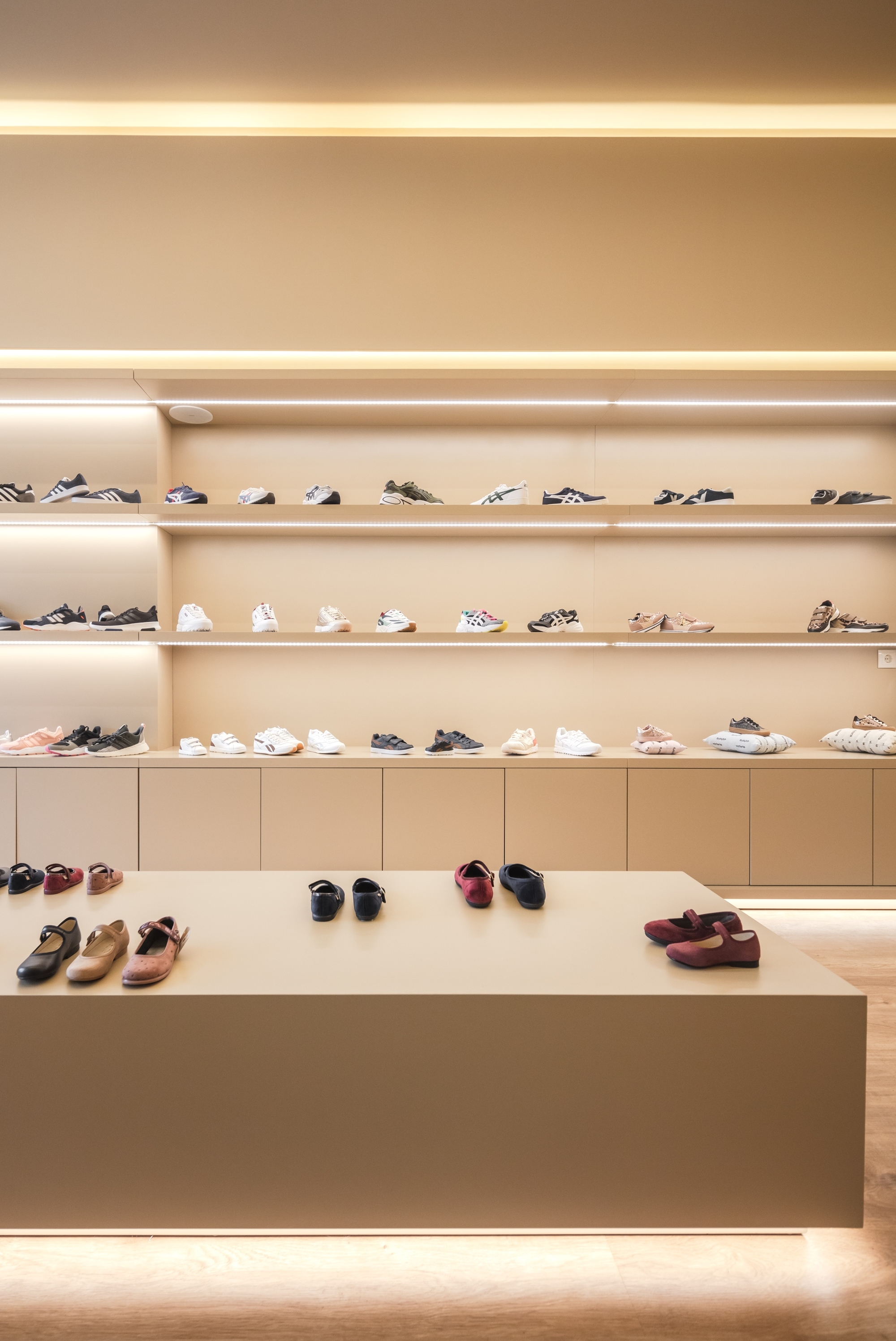 葡萄牙 Vila Conde 鞋店 | 简约设计展现空间魅力-12