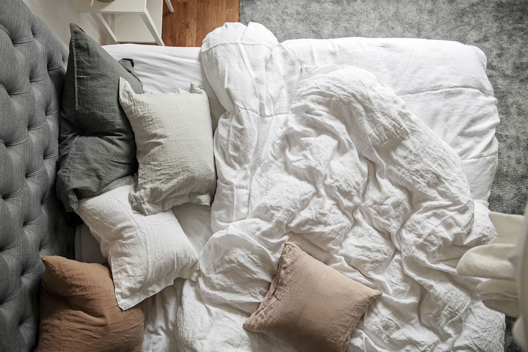 瑞典温馨公寓 | 原木与花卉壁纸的完美融合-15