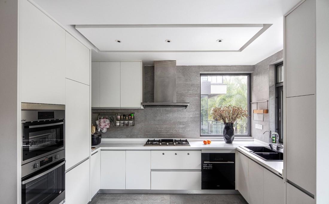 绿意葱郁中的现代极简别墅设计-30