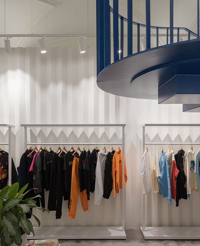 548㎡前莫斯科建筑局改造的时尚商店  LOGIC-2