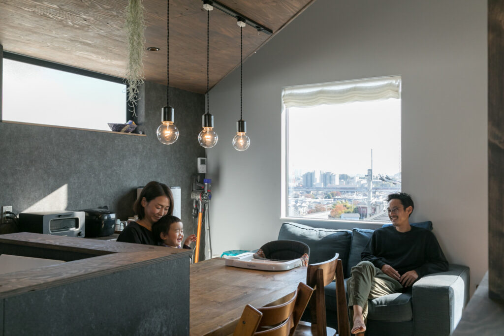 ワンルームのような一体感　家族が自然と集まる大空間の三角屋根の家 | Style of Life | 100%LiFE-9