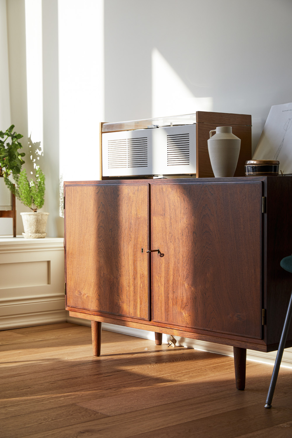 白色与木质的极简魅力 | Deia Studio 的 35 平米迷你工作室设计-15