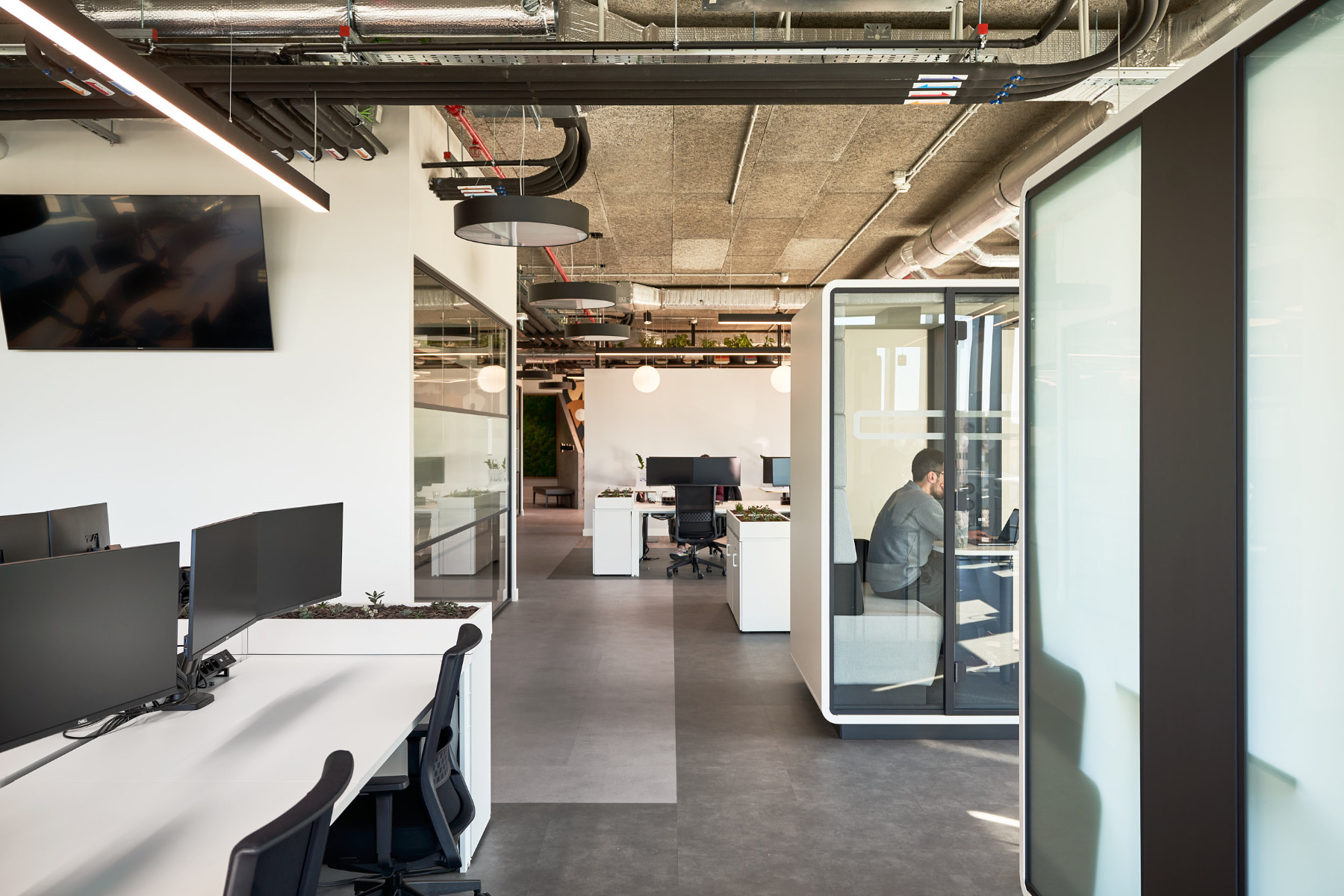 A LOOK INSIDE CHECKOUT’S NEW PORTO OFFICE - OFFICELOVIN'-7