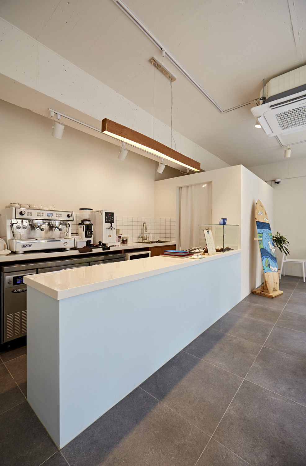 简约时尚的 12 平米咖啡店设计-11