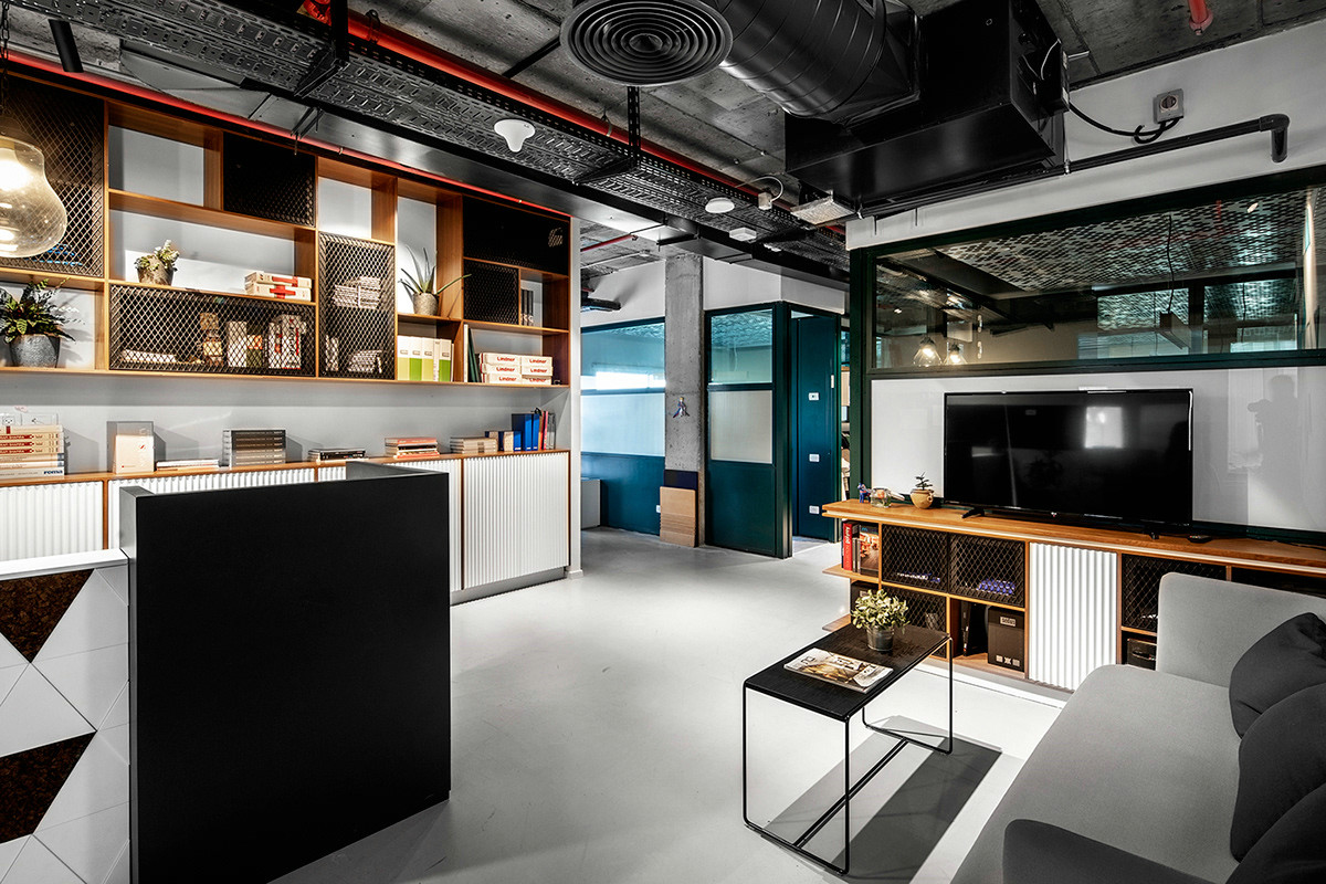 钢筋混凝土下的彩色办公空间-1