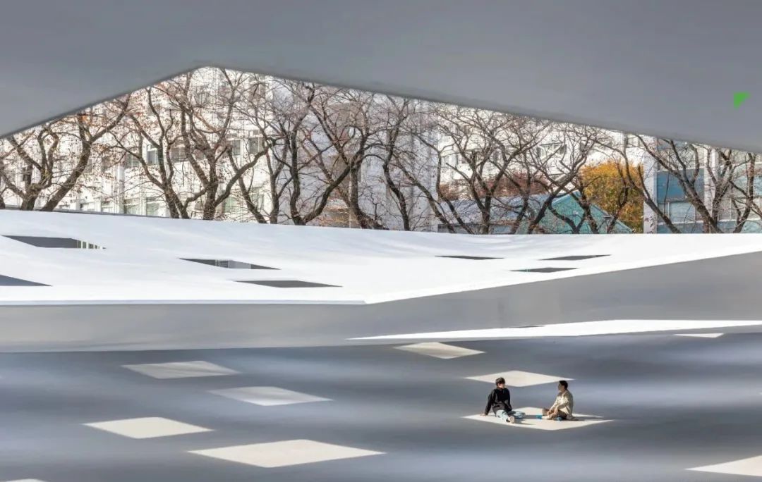 日本“最空白”建筑！无墙无柱无固定用途，59扇天窗让雨水阳光随意进出！网友：躺着发呆都变浪漫了-84