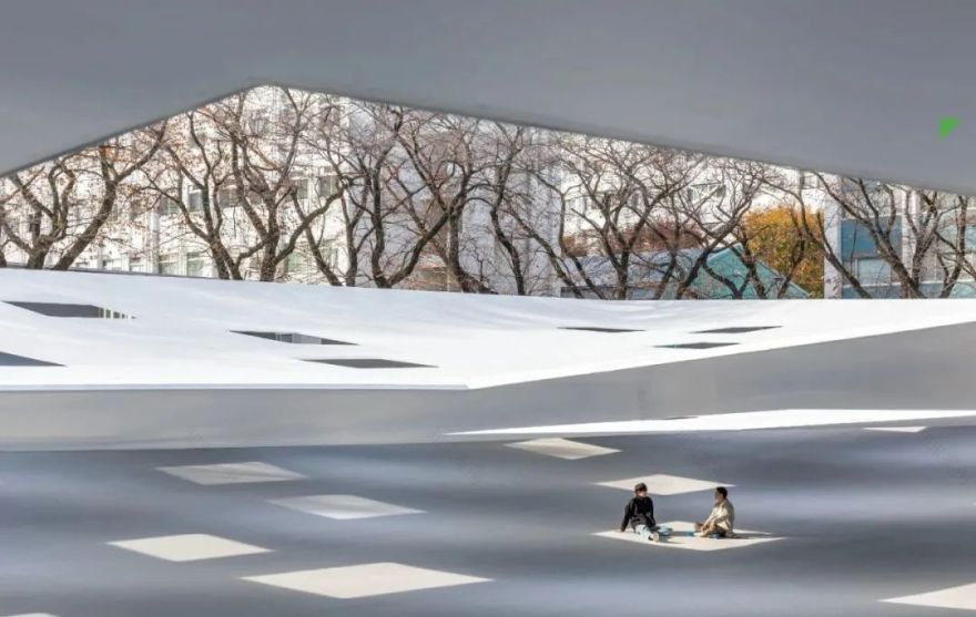 日本“最空白”建筑!无墙无柱无固定用途,59扇天窗让雨水阳光随意进出!网友:躺着发呆都变浪漫了-84