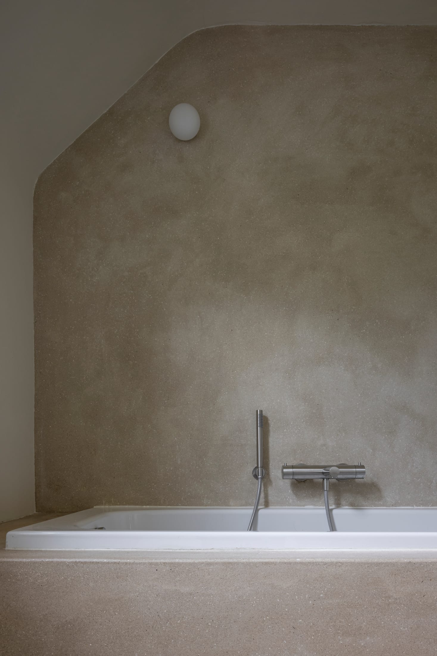 Hé Architectuur Transform 1990s Belgian Fermette with Rrammed Earth Walls and Winter Garden.-25