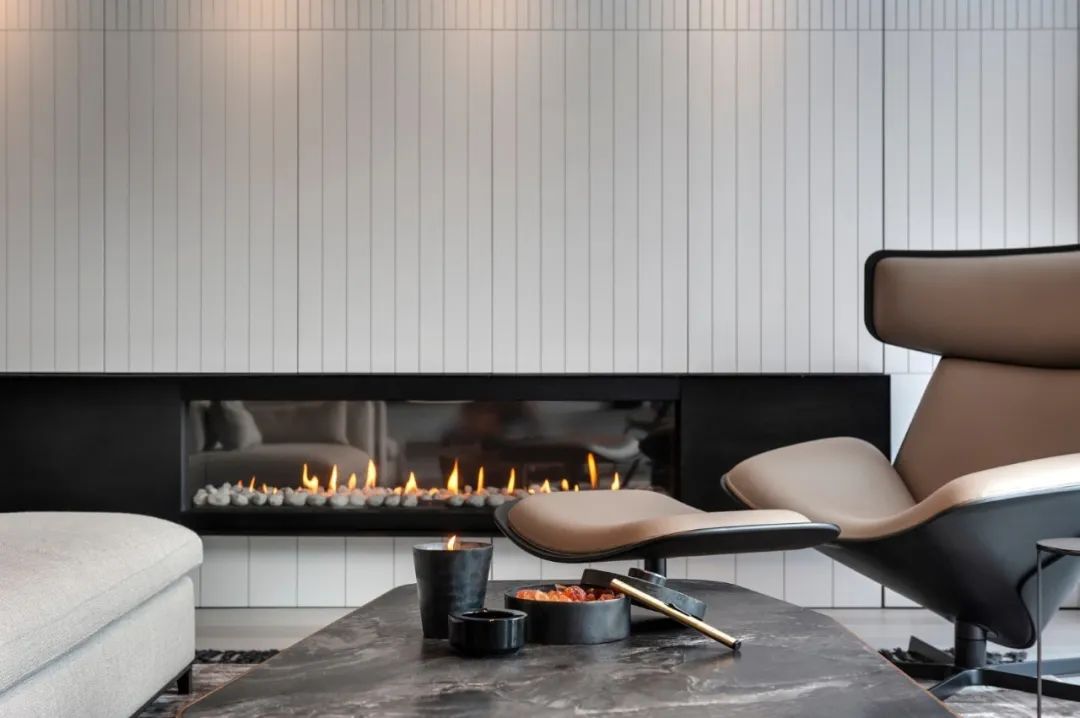 Aviram Kushmirski 打造轻奢风空间，黑白色调与实木地板的完美搭配-46