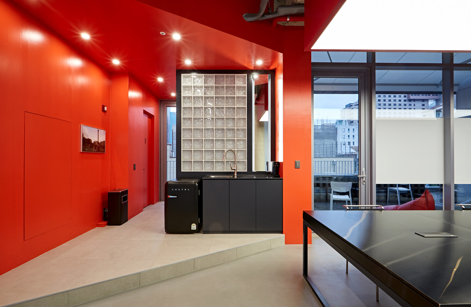 红色螺旋楼梯夺目，55 平 IT 公司办公室设计-6