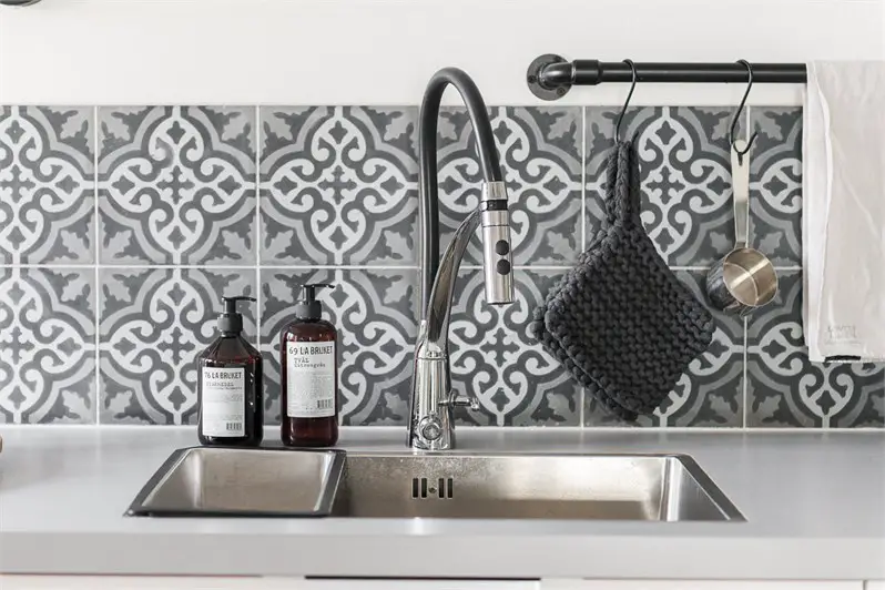 灰黑工业风厨房 | 完美融合 Tolix 钢椅与金属黑墙灯-4