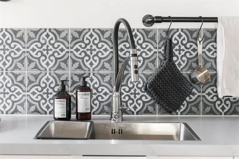 灰黑工业风厨房 | 完美融合 Tolix 钢椅与金属黑墙灯-4