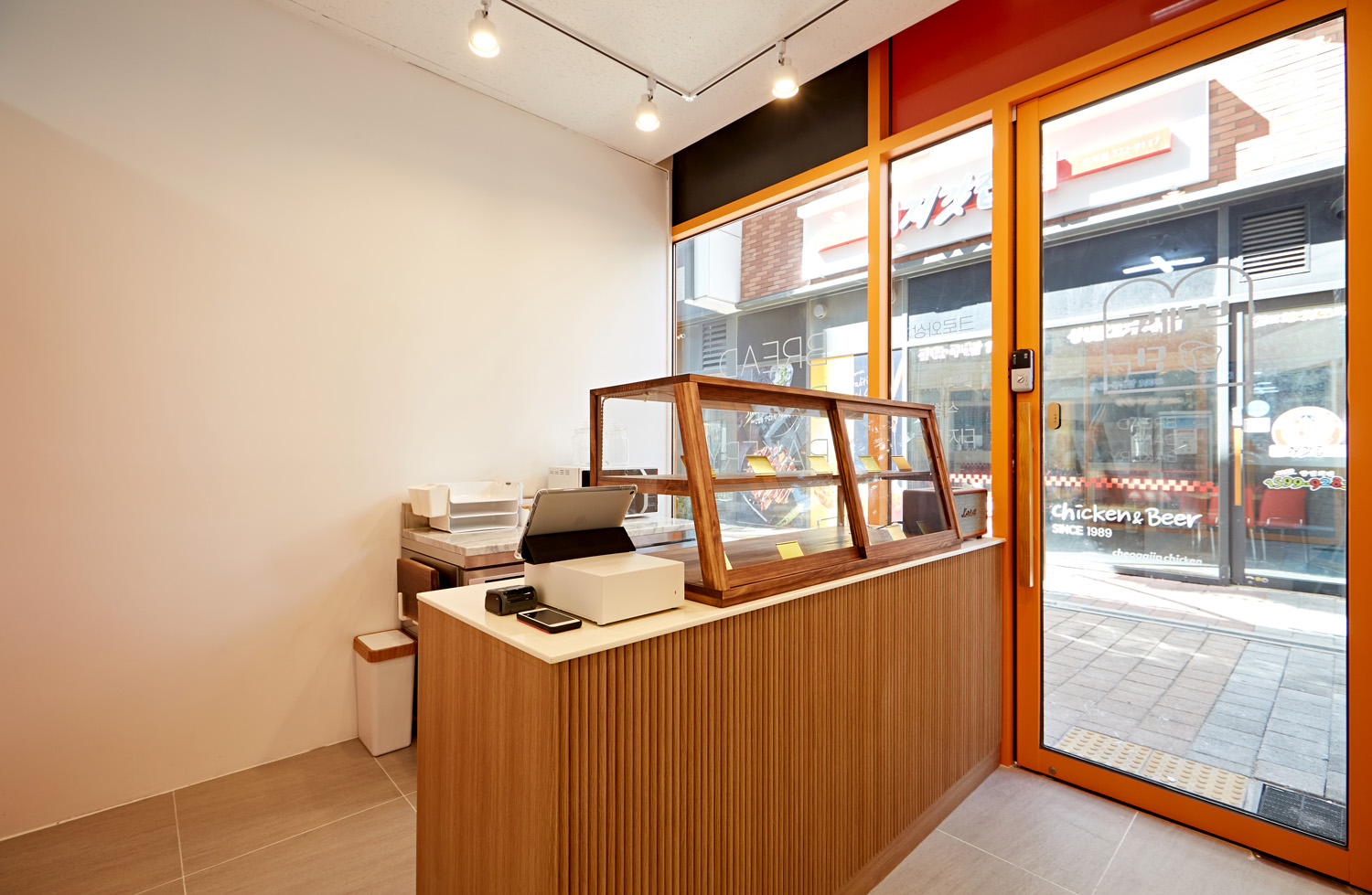 白色与木质，12 平小空间变身温馨面包店-4