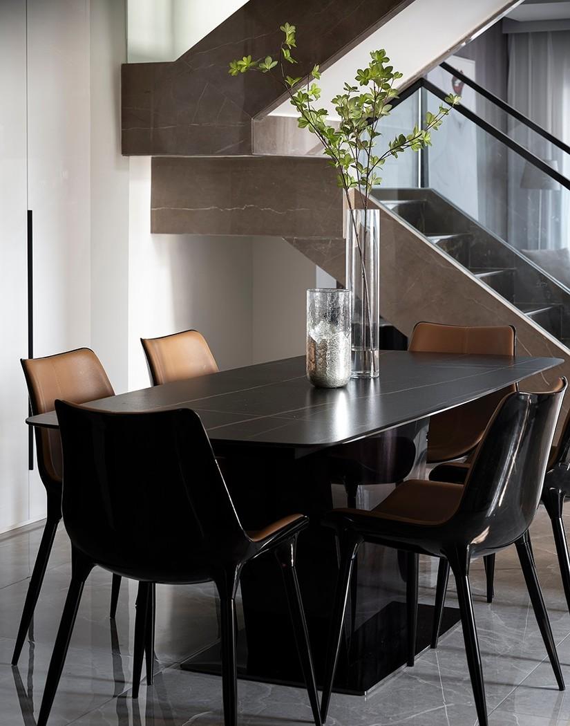 灰色调温馨别墅,午后光影下的和谐空间-14