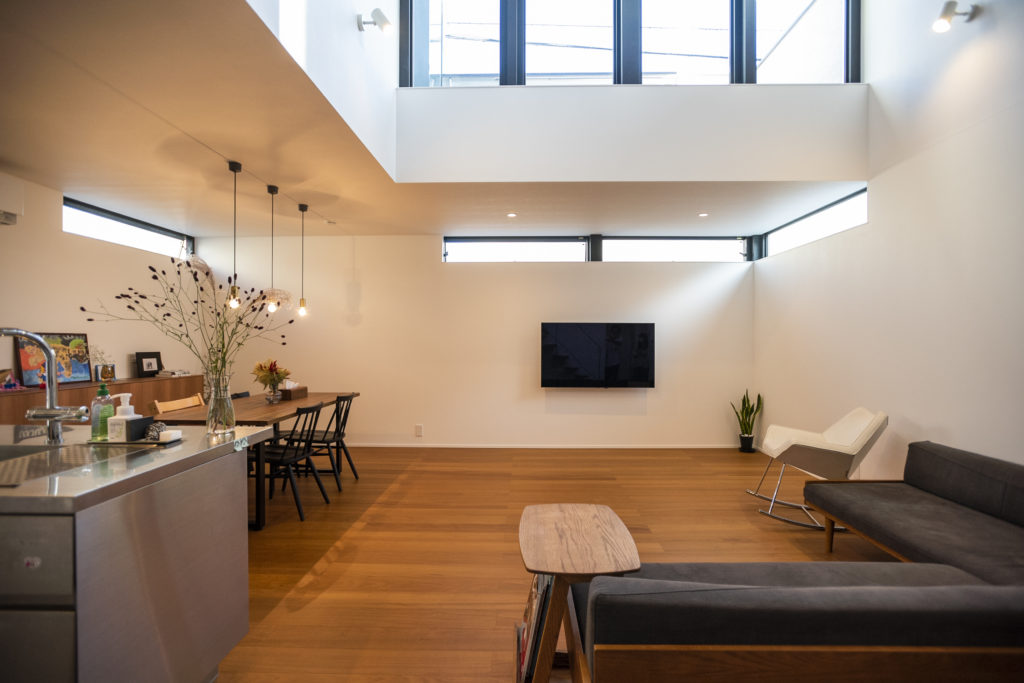 陽光が降り注ぐ　中央に設けた吹き抜けが家族の一体感を生み出す | Family | 100%LiFE-4