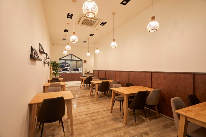 27 坪温馨白色&木质调咖啡厅设计，舒适氛围营造-6