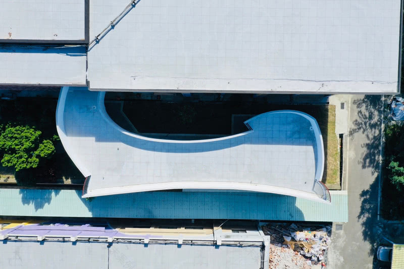 山峦校园中的有机弧线厕所设计-4