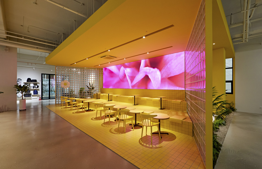 炫彩 GG 咖啡厅 | 视觉冲击与空间利用的完美结合-23