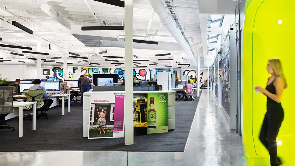 蜕变传奇 | 从工业遗址到创意巅峰的办公室设计-1