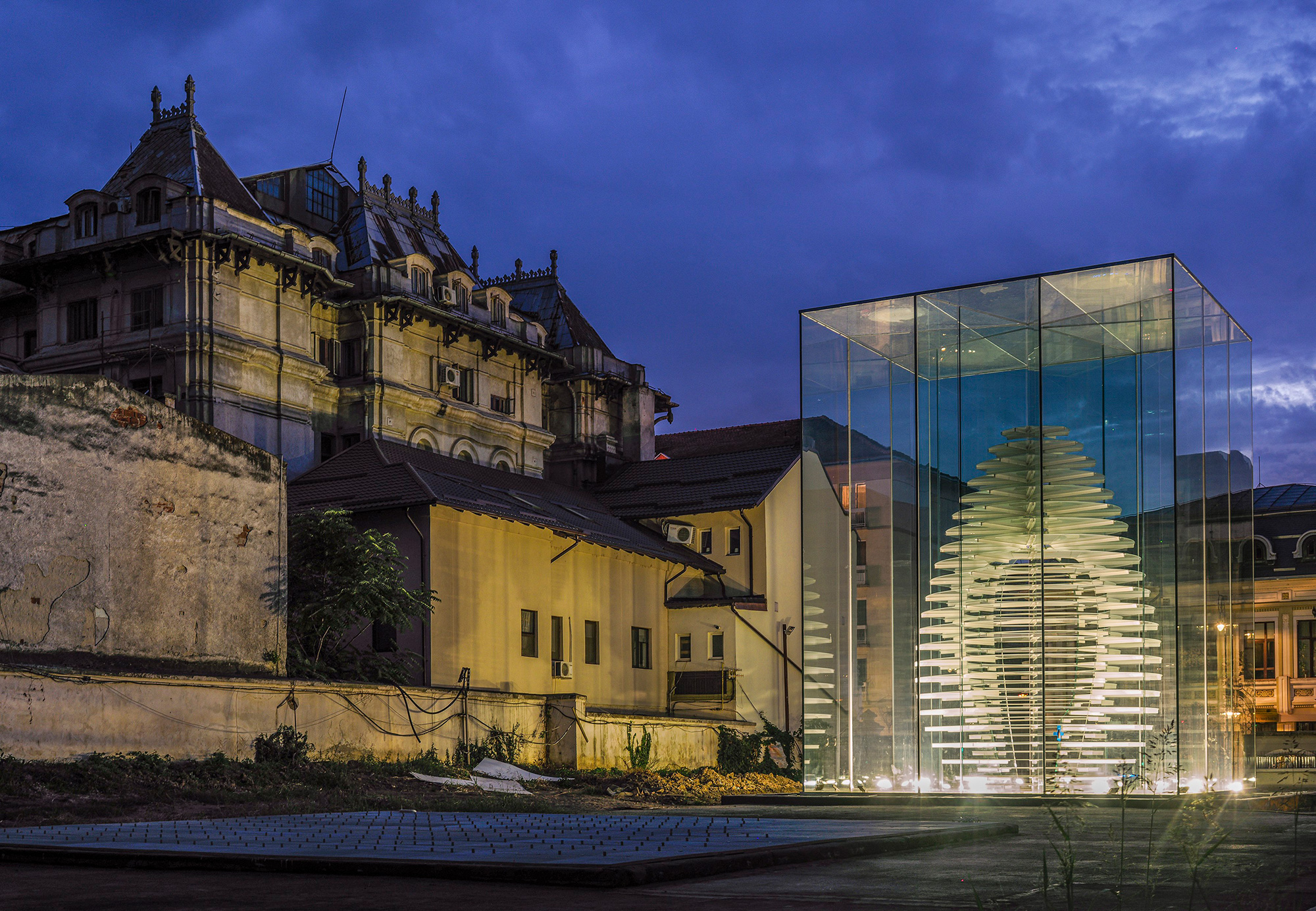 Skulpturaler Glaseingang ins Kunstmuseum Craiova-16