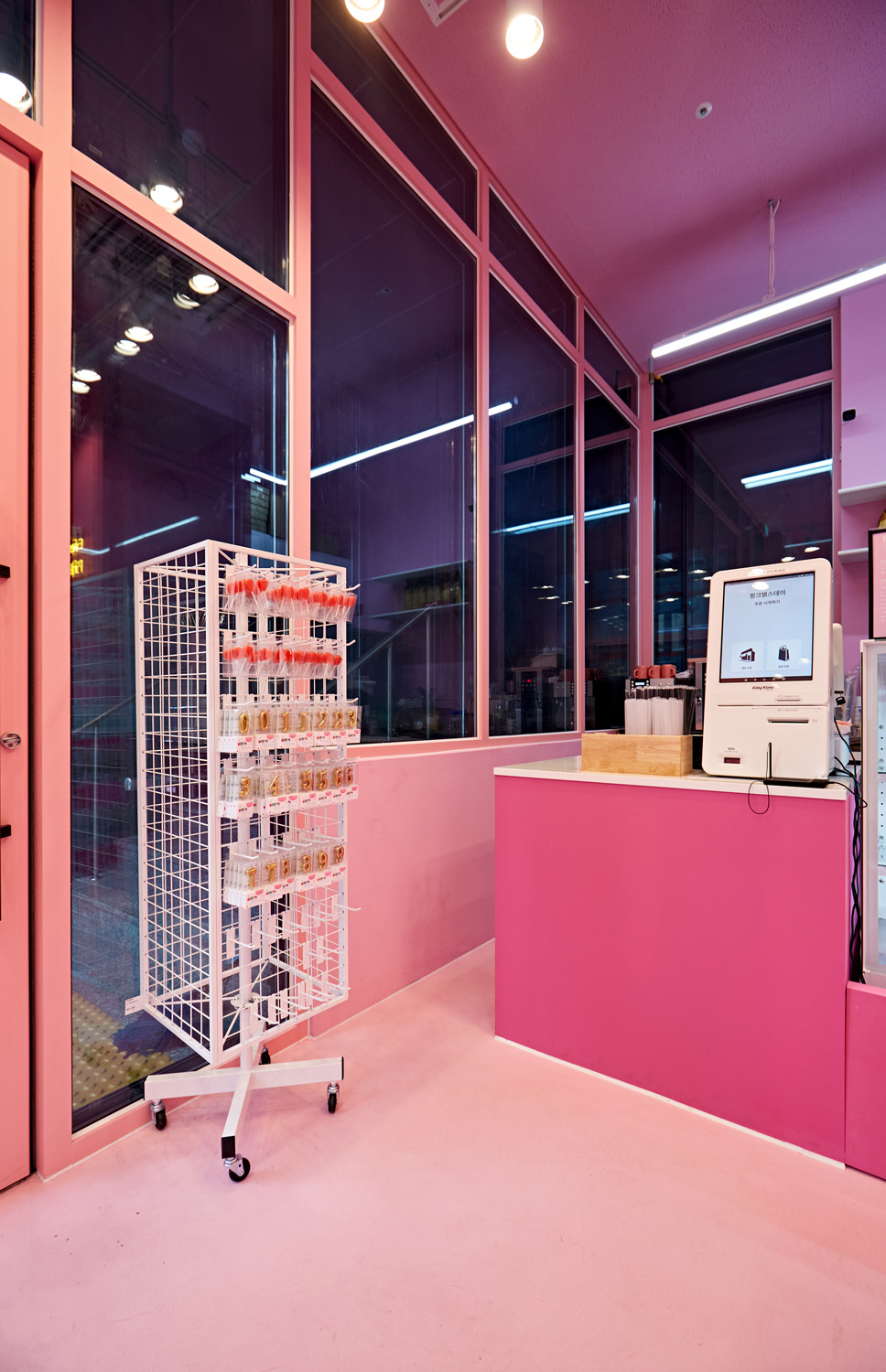 粉色碰撞的极致魅力 | 10 平米厨房的创意设计-11