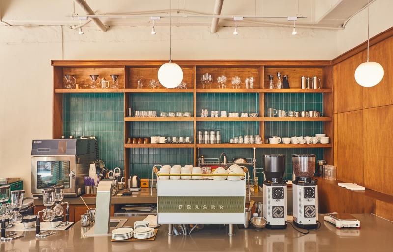 现代简约 17 坪咖啡厅 | 原木质感打造温馨空间-5