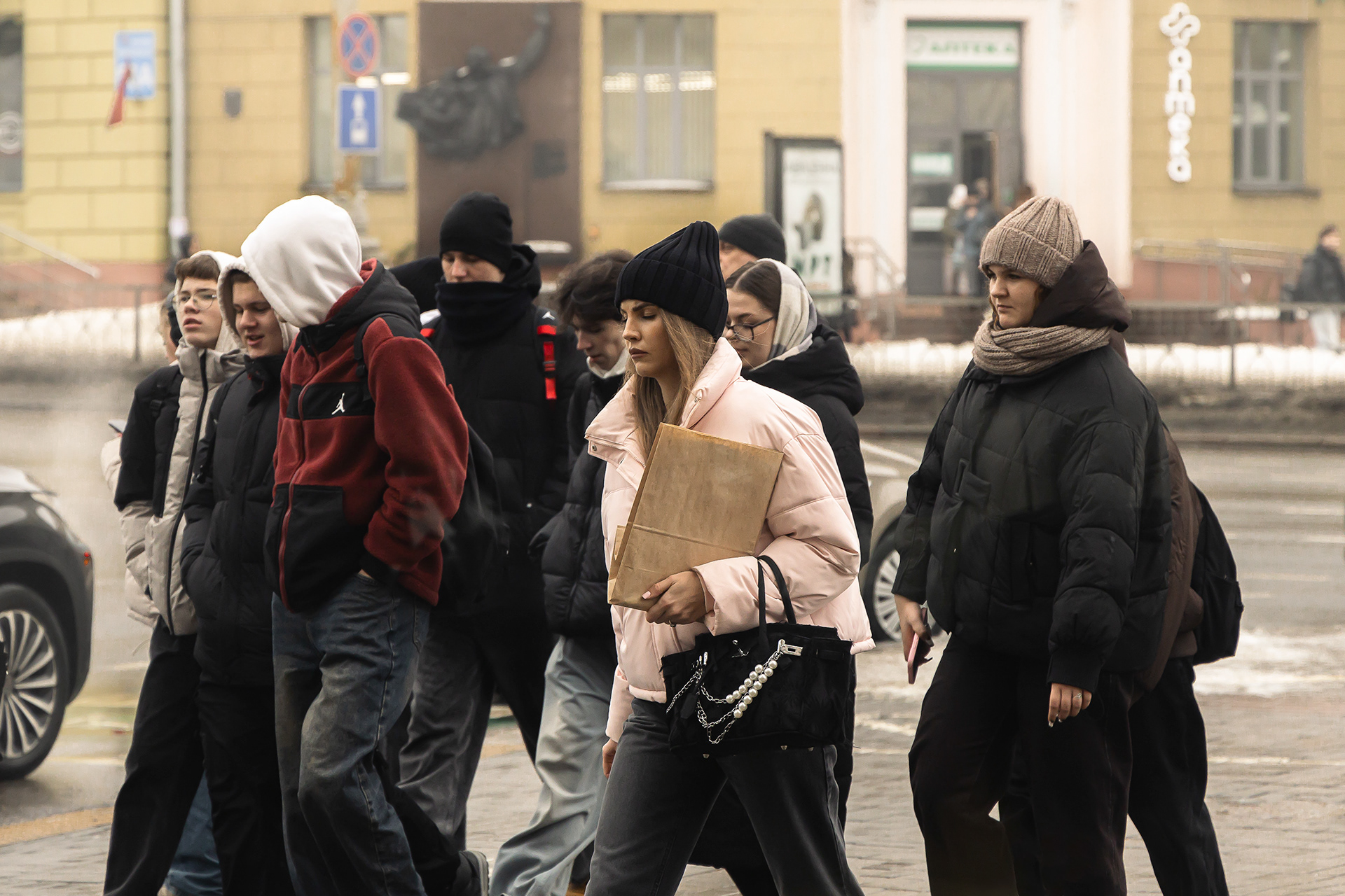 Возле пешеходного перехода. Near a pedestrian crossing.-5