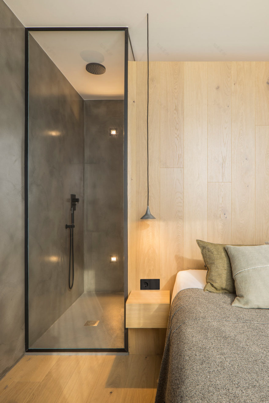 A Barcelona Penthouse Grounded in Natural Light and Black Accents-14