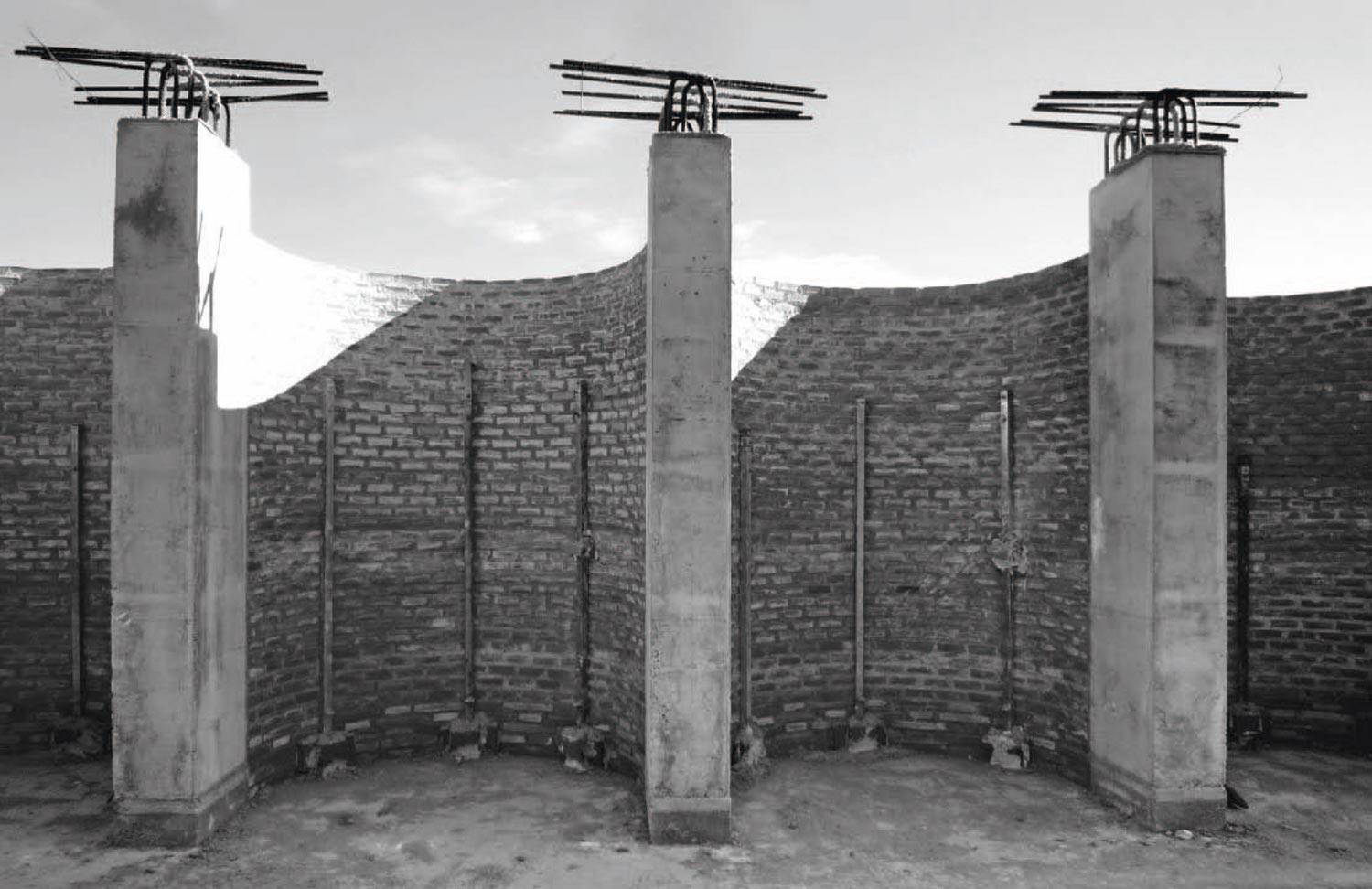 地缘酒庄 | 融入土地的工业风酒窖设计-26