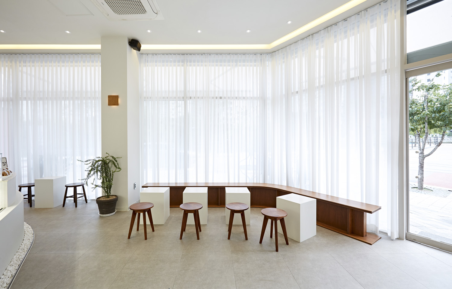 极简 13 坪咖啡厅，打造温馨舒适的室内空间-4