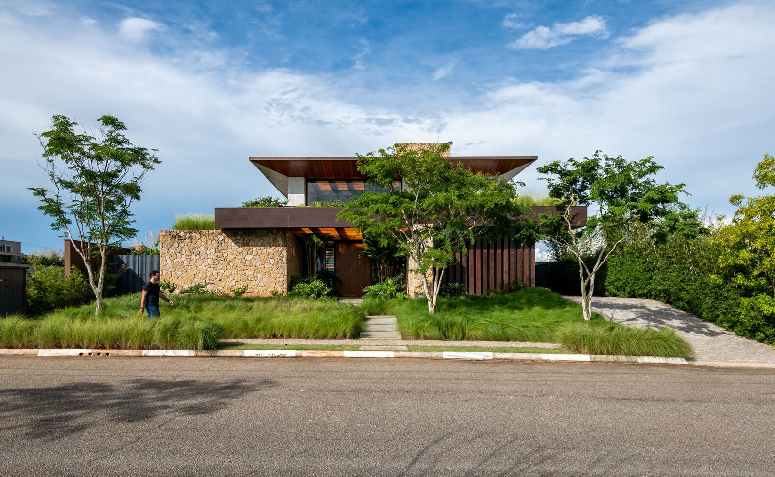 绿意盎然与自然共生的巴西家庭住宅丨巴西圣保罗-1