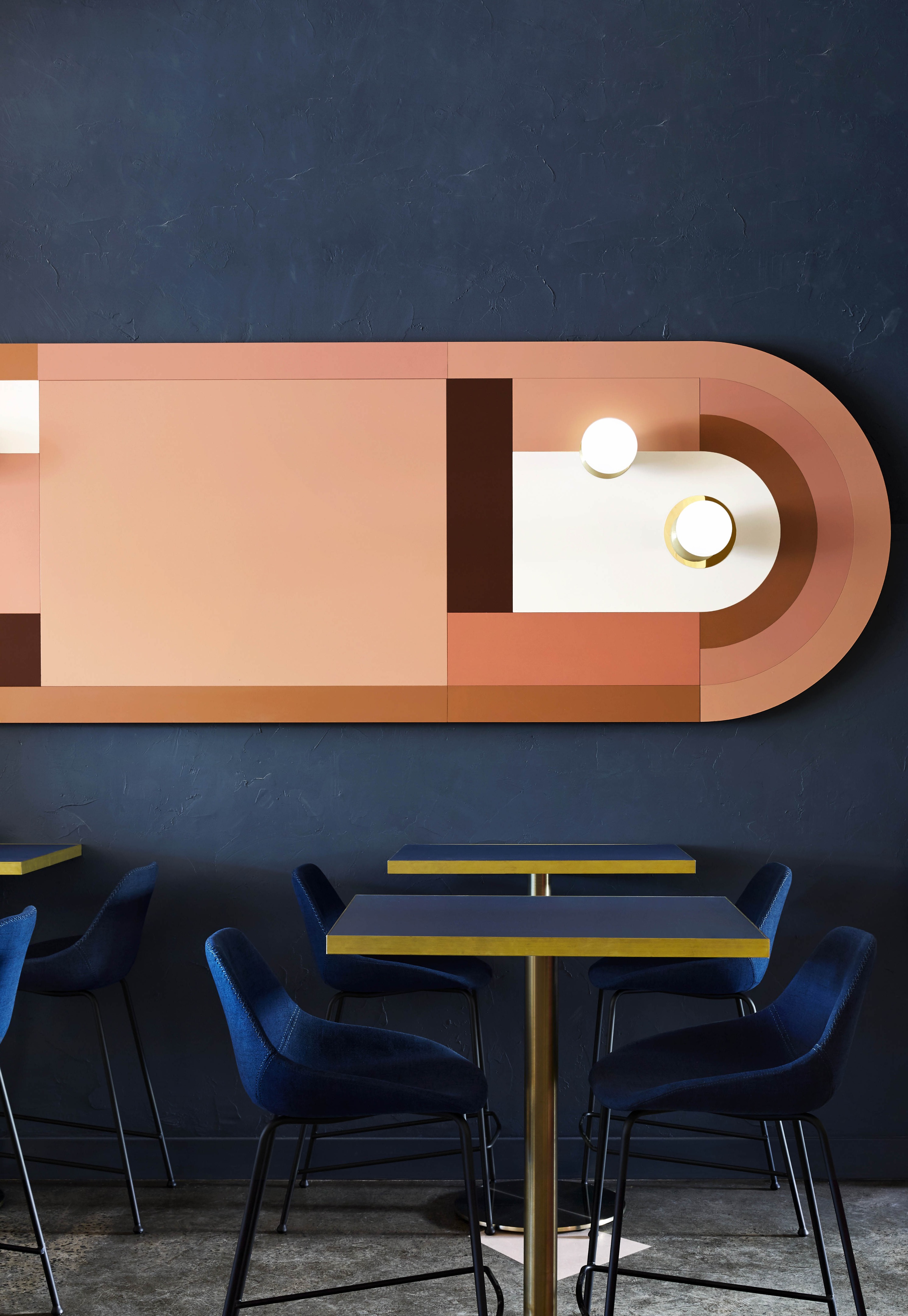 融合曲线与直线元素,打造活力与温馨并存的咖啡店空间-9