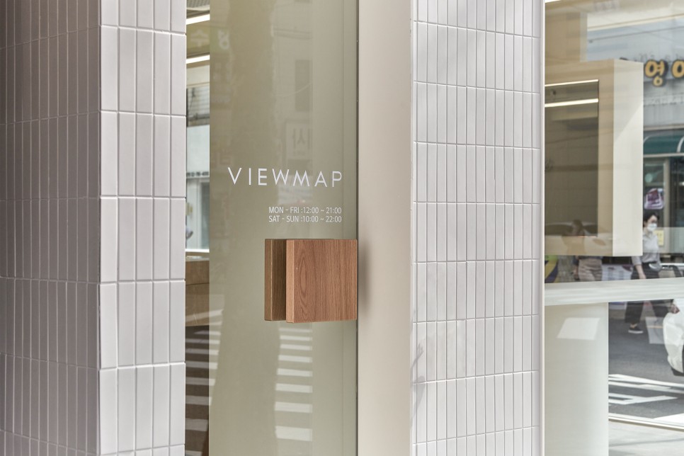 白色与木质，打造 15 平米眼镜店的极简魅力-18