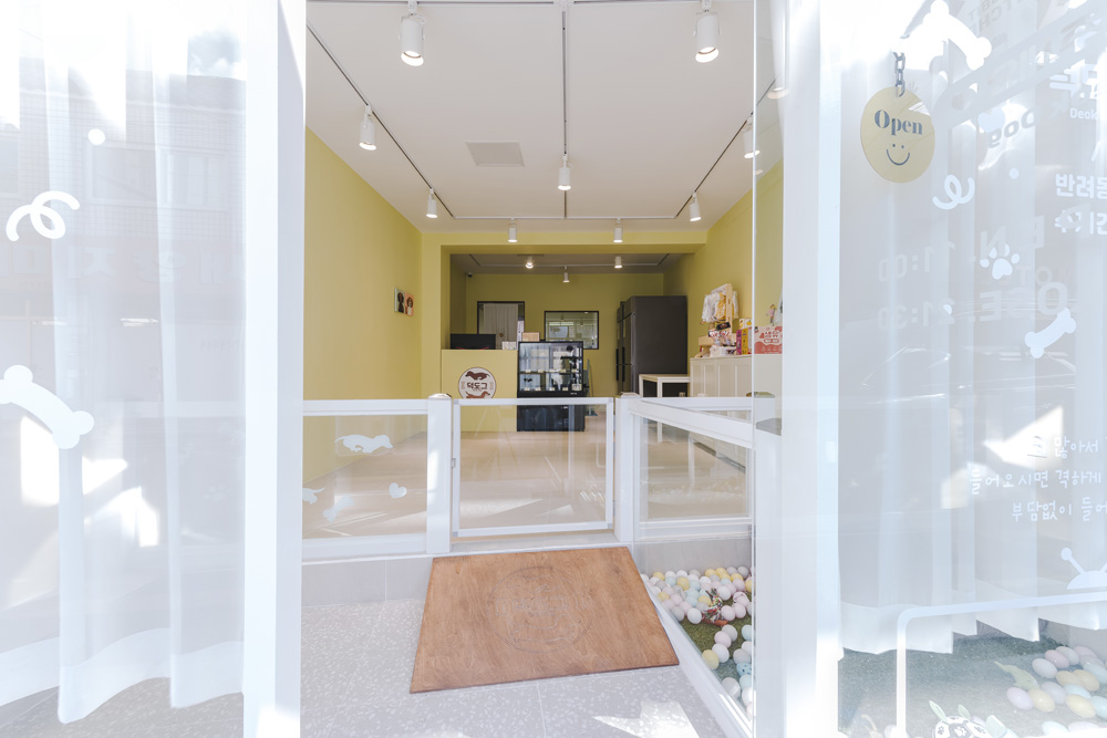 韩国十平米宠物用品店，打造可爱柠檬色彩氛围-12