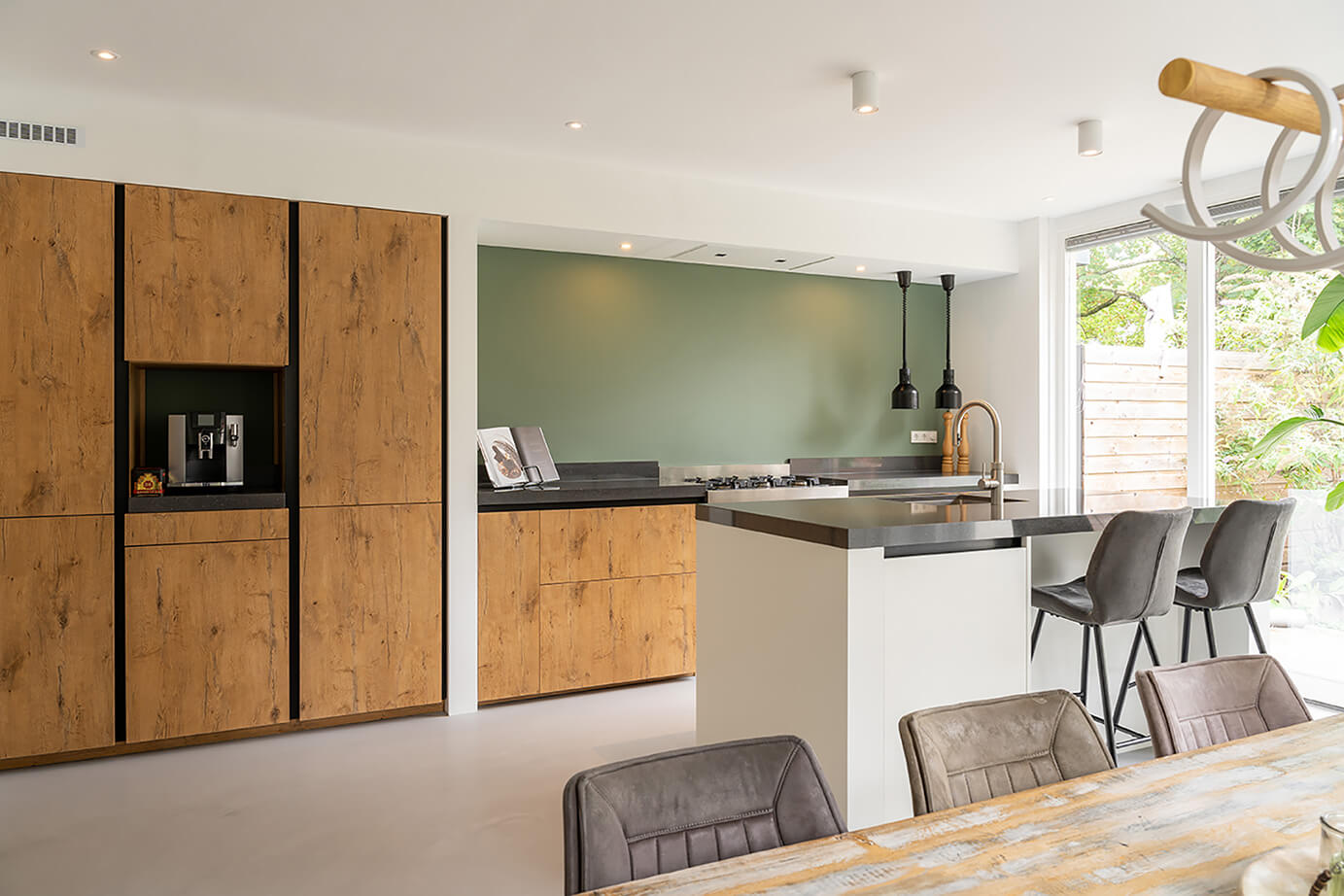 Soest白色带岛台厨房设计丨荷兰丨Adee Keukens（Rijssen）-33